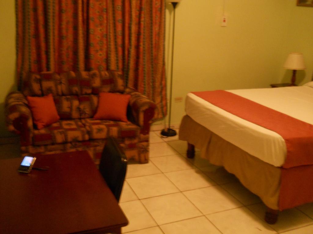 Tropical Court Inn New 킹스톤 객실 사진
